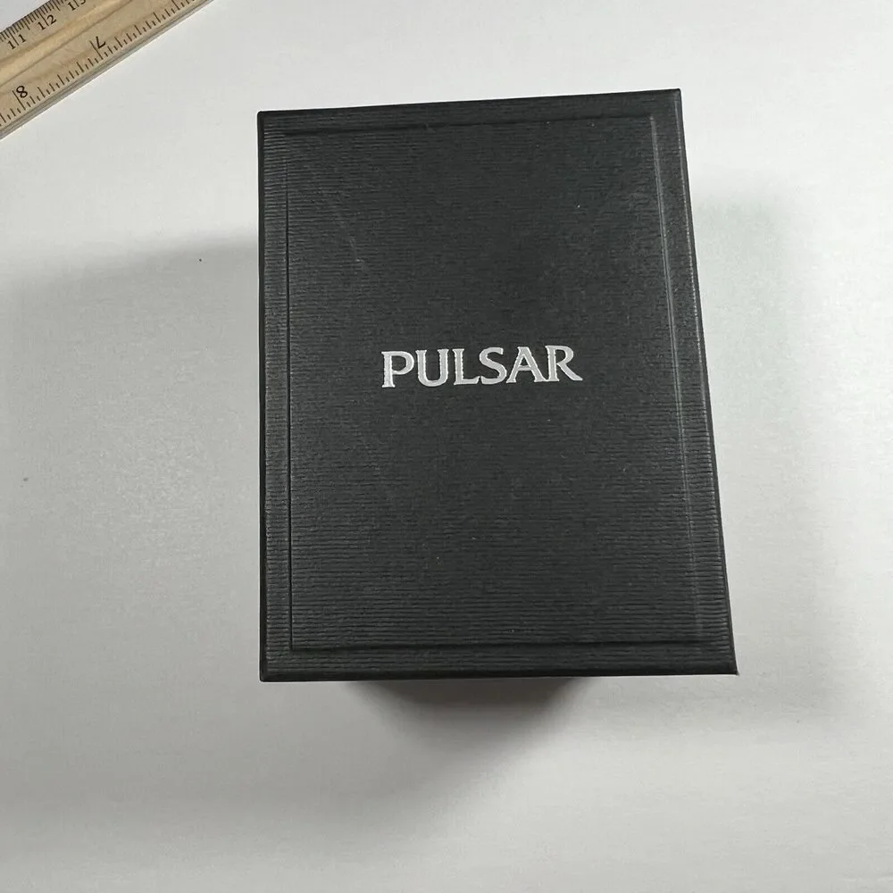 Men's Pulsar rectangular Watch Quartz. Mov't Japan VX32-X154 Gold Black date